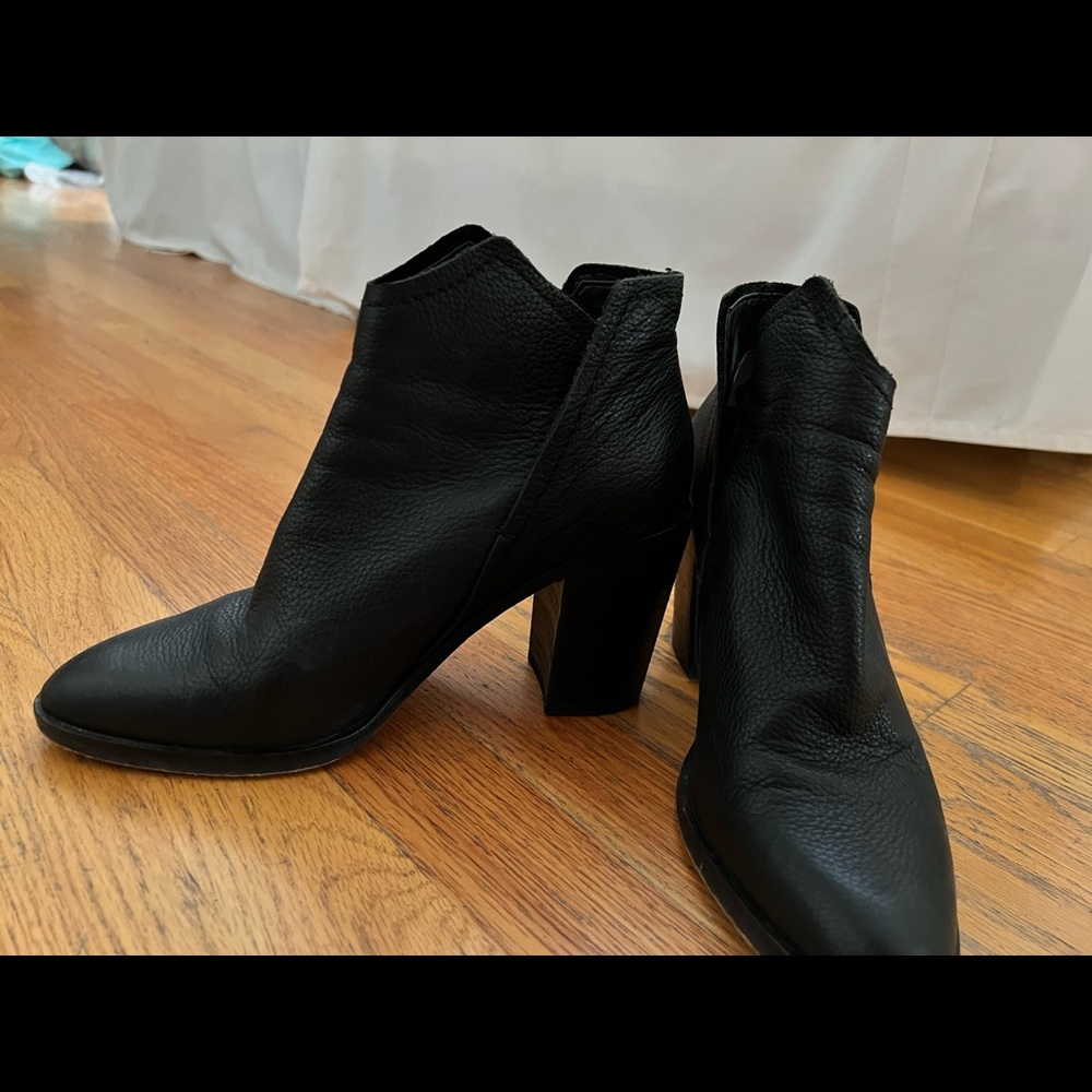 Dolce Vita black leather booties size 8.5